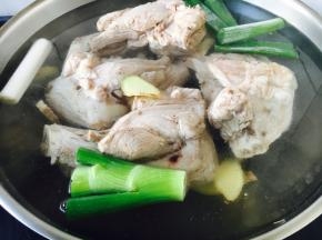 放入葱段和姜片
