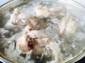 大火煮开，煮约5分钟左右，然后撇去浮末。