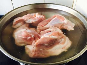 将洗干净的棒骨放在锅里，倒入凉水，水量没过棒骨。 最好使用冷水。因为一般的骨头上总带有一点肉，如果一开始就往锅里倒热水或开水，肉的表面突然受到高温，肉的外层蛋白质就会马上凝固，使得里层的蛋白质不能充分地溶解到汤里，只有一次加足冷水，并慢慢地加温，蛋白质才能够充分溶解到汤里，汤的味道才更鲜美。