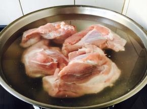 将洗干净的棒骨放在锅里，倒入凉水，水量没过棒骨。 最好使用冷水。因为一般的骨头上总带有一点肉，如果一开始就往锅里倒热水或开水，肉的表面突然受到高温，肉的外层蛋白质就会马上凝固，使得里层的蛋白质不能充分地溶解到汤里，只有一次加足冷水，并慢慢地加温，蛋白质才能够充分溶解到汤里，汤的味道才更鲜美。