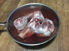 浸泡了一个小时后，血水基本泡了出来，水变得浑浊，然后用清水反复清洗几遍。