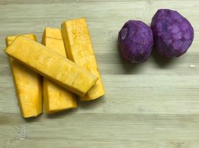 南瓜和紫薯分别去皮、去籽。