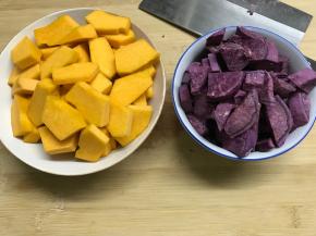 分别切成小块。