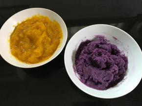 把蒸好的南瓜和紫薯分别捣成泥。