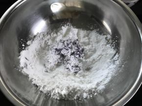 木薯粉和紫薯泥按1.5：1的比例放入盆中。