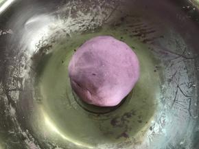 揉成软硬适中的面团。