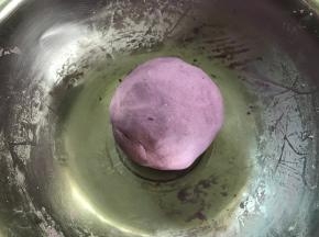揉成软硬适中的面团。