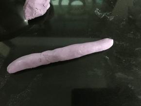 把面团搓成长条。