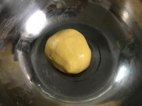 木薯粉和南瓜泥按1.7：1的比例揉成团。