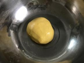 木薯粉和南瓜泥按1.7：1的比例揉成团。