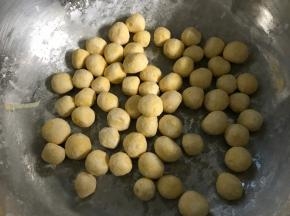 同样的方法搓成小丸子。