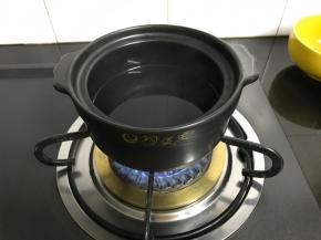 砂锅中放入适量清水。