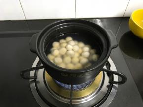 煮开后先放入南瓜芋圆。