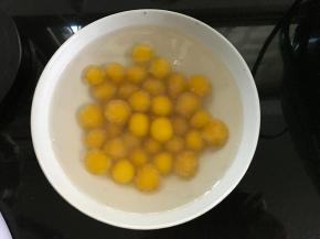 把煮好的芋圆捞出放入凉开水中。