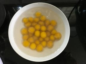 把煮好的芋圆捞出放入凉开水中。