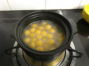 煮到南瓜芋圆浮起来呈通明色即可。