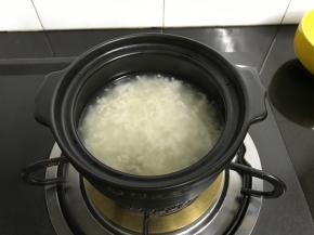 砂锅重新放入开水，放入适量酒酿。