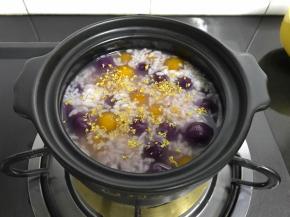 煮开后把两种芋圆放入，撒入干桂花，