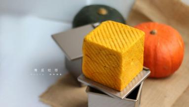 出炉后震模及时脱模放在晾架上晾凉。