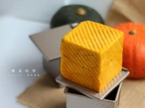 出炉后震模及时脱模放在晾架上晾凉。