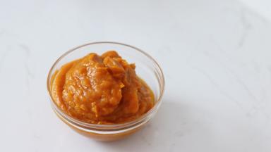 南瓜削皮后切小块高压锅蒸熟，再用料理机打成细腻的南瓜泥。放凉备用