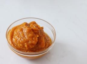 南瓜削皮后切小块高压锅蒸熟，再用料理机打成细腻的南瓜泥。放凉备用
