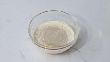 全蛋液+淡奶油+酵母混合秤量