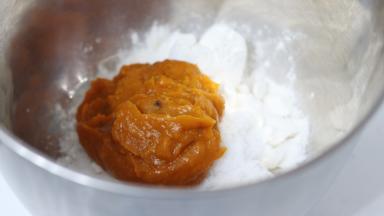 将面粉+砂糖+盐+混合好的【步骤2】和晾凉的南瓜泥，一起放入厨师机料理盆中。注意，南瓜泥一定要完全凉透才可以加入，不然会使面温升高，面团提前发酵。