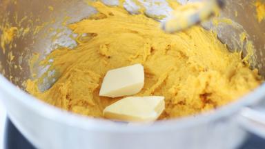 厨师机2档，大约10分钟，【步骤3】的材料混合均匀后加入提前切小块软化好的黄油，继续2档揉面。我用的是上豪的厨师机，开1档过90s之后会自动升为2档，很方便。