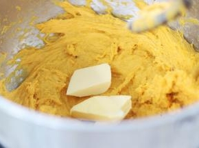 厨师机2档，大约10分钟，【步骤3】的材料混合均匀后加入提前切小块软化好的黄油，继续2档揉面。我用的是上豪的厨师机，开1档过90s之后会自动升为2档，很方便。