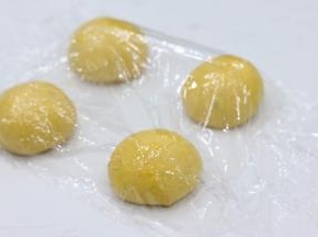 平均分割为4个面团，滚圆后覆盖保鲜膜松弛20分钟。（也可以分成2份，做一卷的）