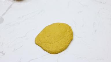 松弛好的面团手拍打进行排气