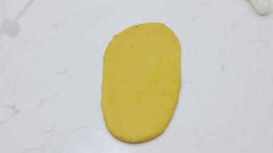 排气后翻面，从中间分别向上下擀长