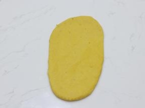 排气后翻面，从中间分别向上下擀长