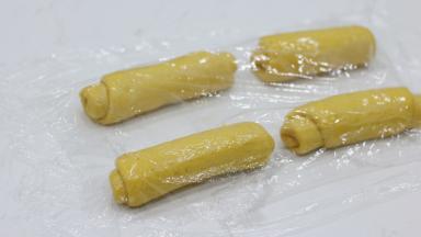 所有面团同样手法操作后卷起，覆盖保鲜膜，室温松弛15分钟