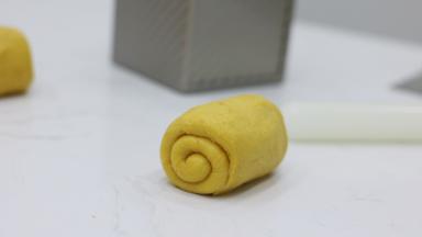 卷起2.5圈。注意不要卷的太紧，卷太紧会影响二发长高