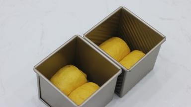放入吐司盒中，发酵箱设置为36℃进行二发。学厨的这款吐司盒导热比较好，不建议二发温度设置太高。