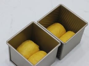放入吐司盒中，发酵箱设置为36℃进行二发。学厨的这款吐司盒导热比较好，不建议二发温度设置太高。