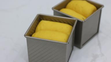 二发至大概8分满，盖盖。烤箱中层160℃烘烤30分钟。