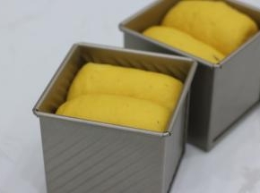 二发至大概8分满，盖盖。烤箱中层160℃烘烤30分钟。