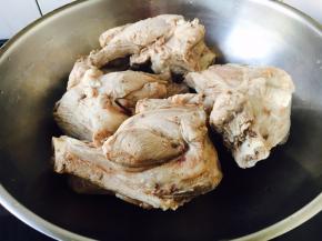 把焯过水的棒骨放在汤锅里。