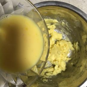 3.分次加入全蛋液，每次待混合充分再加入另一次