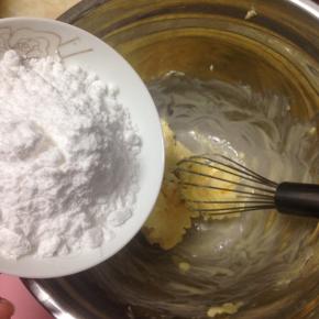 2.软化好的黄油搅拌一下，加入糖粉并凉拌均匀