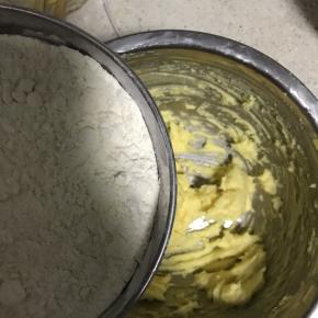 4.无需打发，搅拌到光滑发白即可，然后筛入低筋面粉，用刮刀翻拌均匀，不要过分搅拌，防止起筋