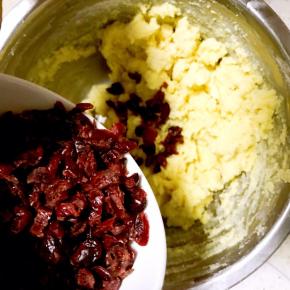 6.加入事先切碎的蔓越莓干，并翻拌均匀