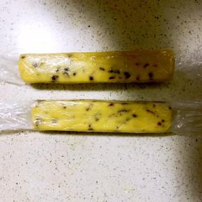 7.放入保鲜膜整形成截面约4*5厘米左右的长方体，用保鲜膜包好，放入冰箱冷冻50分钟