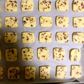 7.170度预热烤箱，同时拿出冷冻好的面团，切片，每片约0.6厘米厚，送入预热好的烤箱，烤箱调至160度，烤20分钟左右，后几分钟看上色均匀加盖锡纸，防止上色过度。