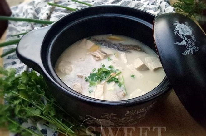 砂锅鲫鱼豆腐汤