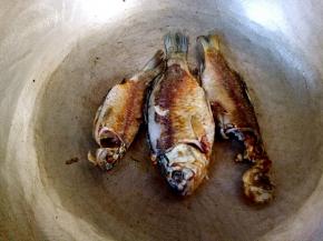 把锅烧热，放入少许底油，把鱼用厨房纸吸一下水，然后放入锅里，煎至两面金黄盛出