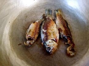 把锅烧热，放入少许底油，把鱼用厨房纸吸一下水，然后放入锅里，煎至两面金黄盛出